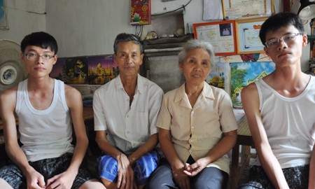 Từ trái qua phải: Nguyễn Phương Nam cùng ông bà nội và người anh sinh đôi Nguyễn Ngọc Hòa. Ảnh: Văn Chung (VietNamNet).
