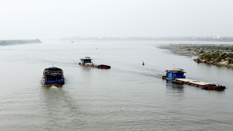 Đường sông tiềm năng nhưng tàu thuyền còn thưa thớt (chụp tại đoạn sông Hồng qua nội thành Hà Nội). Ảnh: Như Ý 