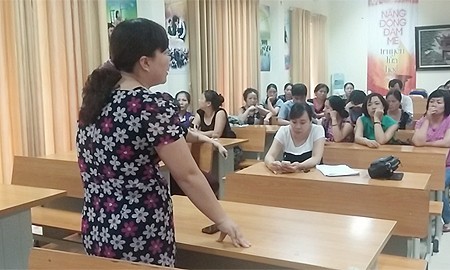 Chiều 5/8, 60 phụ huynh có con đã vào học lớp 10 Trường THPT Phan Huy Chú (quận Đống Đa, Hà Nội) được hai tuần đã tập trung tại trường bày tỏ nỗi buồn, bức xúc với lãnh đạo nhà trường khi họ nhận được thông báo con em của họ phải chuyển trường khác (Ảnh: 