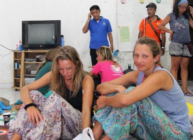 Những người sống sót được tìm thấy ở Bima hôm 17/8, sau vụ chìm tàu ở đông Indonesia. Ảnh: AFP