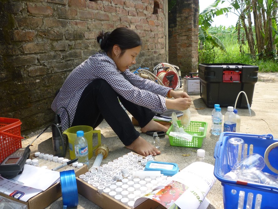 Một nghiên cứu viên (Đại học Quốc gia Hà Nội) đang lấy mẫu kiểm tra nước ngầm nhiễm arsenic tại Xã Vạn Phúc. (Ảnh do thành viên đoàn nghiên cứu cung cấp).