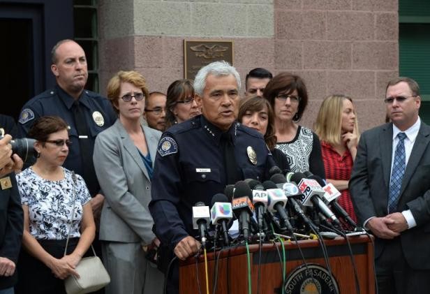 Arthur Miller, cảnh sát trường South Pasadena, phát biểu trong cuộc họp báo ngày 19/8 về vụ bắt giữ 2 thiếu niên âm mưu thảm sát trường học.