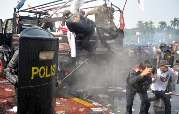 Cảnh sát chống bạo động ngăn cản những người biểu tình ủng hộ ông Subianto khi họ đang cố vượt qua một trạm kiểm soát gần Toàn án Hiến pháp ở thủ đô Jakarta ngày 21/8. Ảnh: AFP