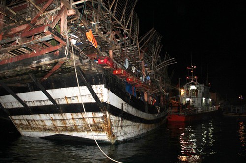 Tàu QNa 95889 TS cùng 32 ngư dân được đưa về cảng Nha Trang an toàn