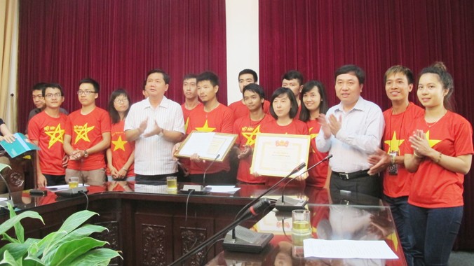 Bộ trưởng Đinh La Thăng và anh Nguyễn Mạnh Dũng tặng bằng khen cho nhóm phượng Phong Vân. Ảnh: Sỹ Lực.