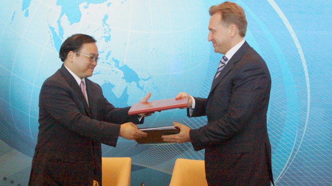 Phó Thủ tướng Hoàng Trung Hải và Phó Thủ tướng Igor. I. Shuvalov trao đổi Biên bản cuộc gặp. 