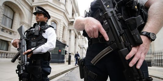 Cảnh sát Anh bảo vệ bên ngoài nơi ở của Thủ tướng tại Downing Street. Ảnh: AFP