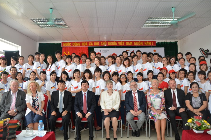 Đại sứ Jutta Frasch và Thứ trưởng Bộ LĐ - TB&XH Nguyễn Trọng Đàm với các học viên đợt 2