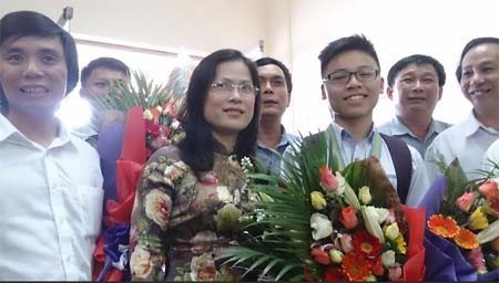  Lãnh đạo Sở GD-ĐT Nghệ An đón thầy Trần Văn Nga (bìa trái) và học sinh Cao Ngọc Thái (bìa phải) sau cuộc thi Olympic quốc tế năm 2014 tại sân bay Vinh. 