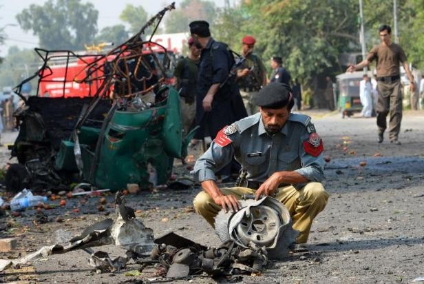 Hiện trường vụ đánh bom xe tại Peshawar ngày 23/9. Ảnh: AFP