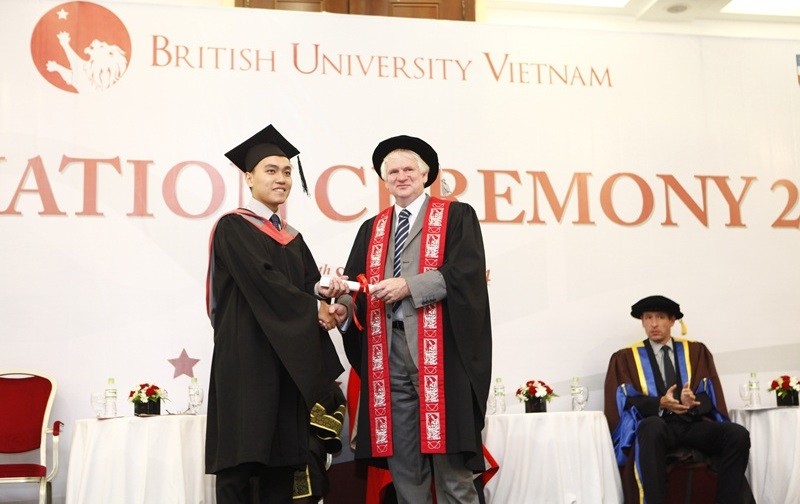Đại diện trường Đại học Staffordshire trao bằng tốt nghiệp cho sinh viên.
