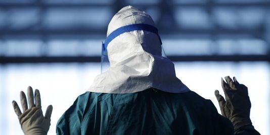 Nhân viên y tế được trang bị đầy đủ khi tham gia chữa trị cho các bệnh nhân nhiễm Ebola