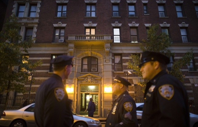 Cảnh sát New York tiến hành phong tỏa căn hộ của Craig Spencer. Ảnh của John Michillo.