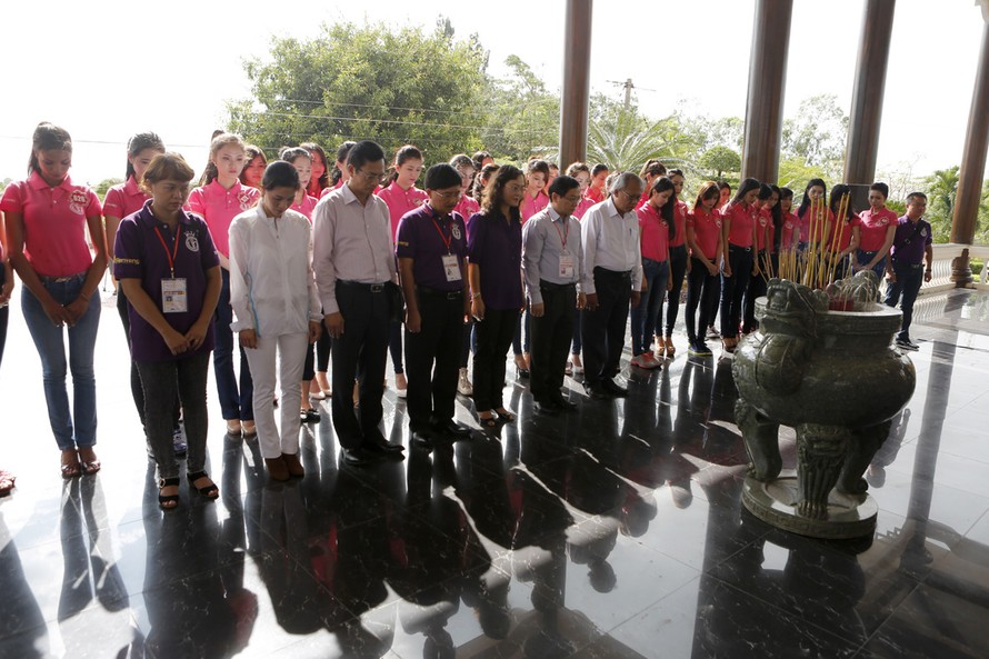 Ban tổ chức Cuộc thi Hoa hậu Việt Nam 2014, đại diện lãnh đạo tỉnh Bạc Liêu, cùng các thí sinh dự Chung khảo phía Nam, viếng đến thờ Bác Hồ chiều 4/11. Ảnh: Hồng Vĩnh.