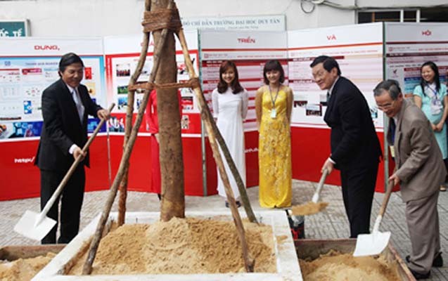 Chủ tịch nước Trương Tấn Sang trồng cây lưu niệm tại ĐH Duy Tân ngày 9/1/2013.