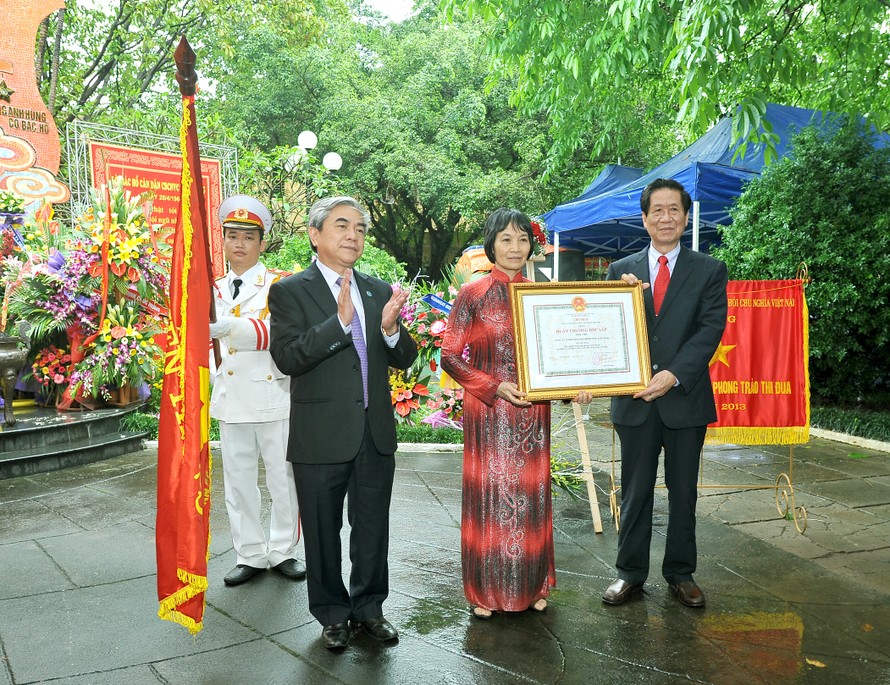 Bộ trưởng KH&CN Nguyễn Quân (ngoài cùng bên trái) và lãnh đạo Rạng Đông, một trong những doanh nghiệp tiên phong khai phá thị trường LED đang còn bỏ ngỏ ở VN. 