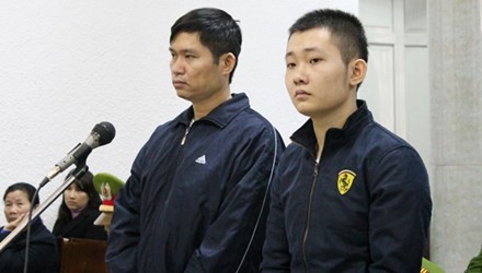 Bị cáo Tường (trái) và bị cáo Khánh tại tòa.