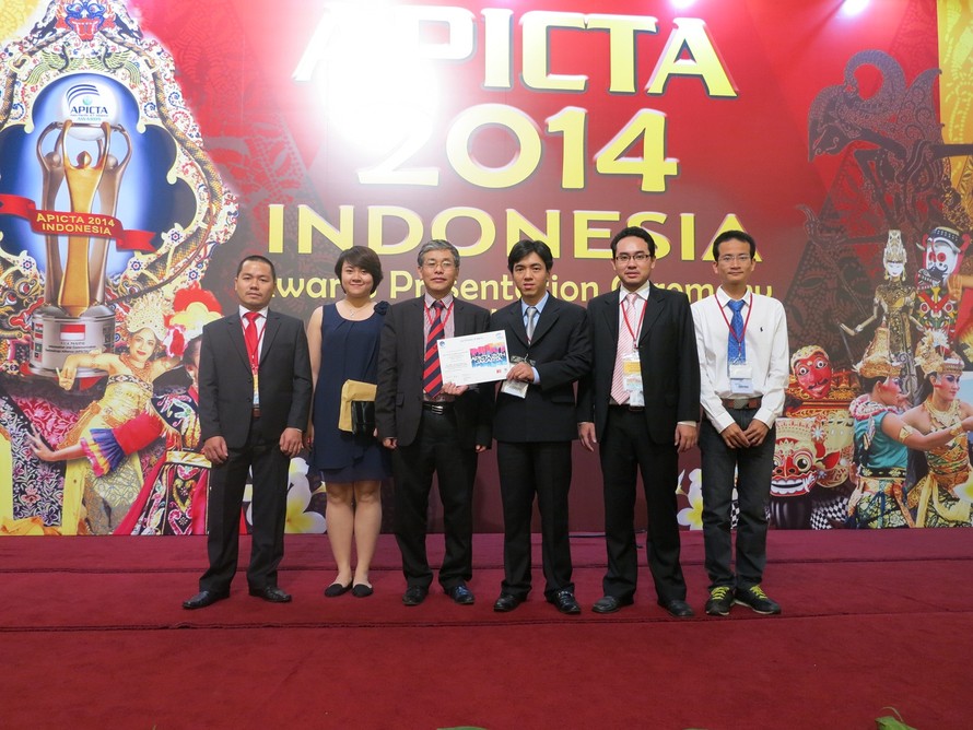TS. Hoàng Lê Minh (Viện trưởng Viện công nghiệp phần mềm và nội dung số Việt Nam ) và đoàn dự thi FPT IS tại lễ trao giải