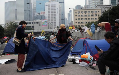 Người biểu tình dỡ lều trại trên đường phố Hong Kong. Ảnh: AFP.
