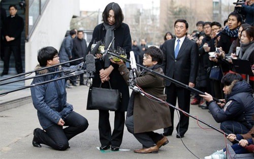 Cho Hyun-ah, con gái Chủ tịch Korean Air Lines, xin lỗi công chúng ngày 12/12 - Ảnh: Reuters. 