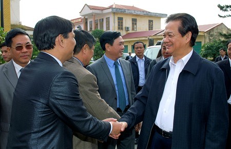 Thủ tướng Nguyễn Tấn Dũng và cử tri huyện An Lão. Ảnh: VGP/Nhật Bắc
