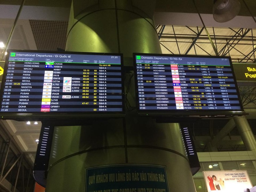 Lịch trình các chuyến bay đến và đi tại sân bay Nội Bài tối 16/12 vẫn diễn ra bình thường. Ảnh chụp lúc 20h4h tối 16/12. Ảnh: Lê Dương