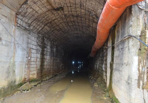 Hầm thủy điện dài khoảng 700 m, các công nhân đang thi công được 600 m. Khu vực sập hầm ở vị trí 500 m từ ngoài vào - Ảnh: Thanh Niên 