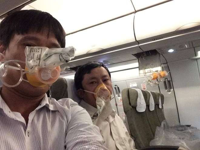 Hình ảnh hành khách chụp ảnh đeo mặt nạ dưỡng khí, được cho là trên chuyến bay VN1266 và chia sẻ trên Facebook của hành khách Nguyễn Cảnh Hải.