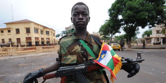 Một chiến binh trẻ Seleka ở nước Cộng hòa Trung Phi. Ảnh: Lemonde