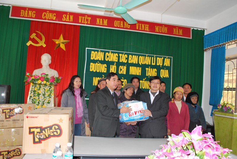 Đoàn công tác do ông Trần Văn Xuân – Phó Chủ tịch công đoàn Ban QLDA đường HCM (hàng đầu, bên trái) dẫn đầu tặng quà cho hai xã nghèo