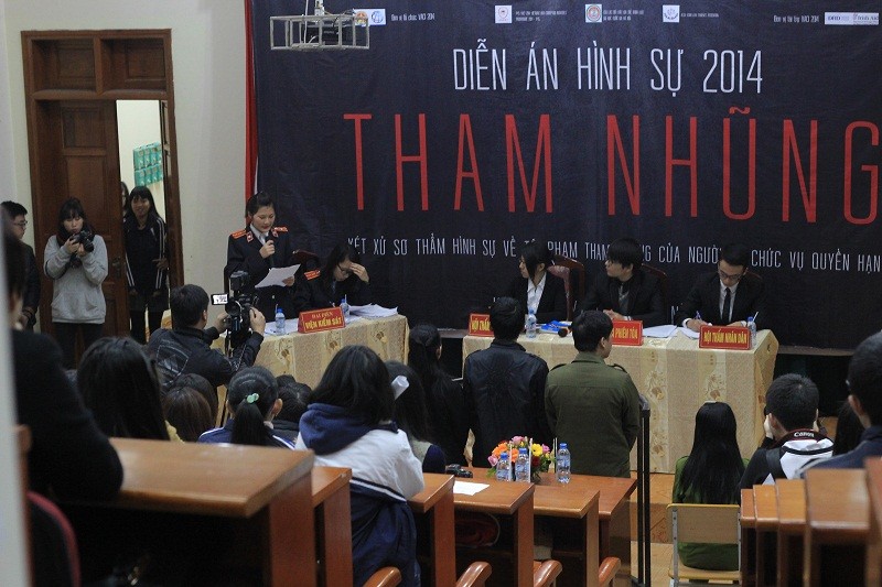 Quang cảnh buổi diễn án tại khoa Luật – Đại học Quốc gia Hà Nội. 