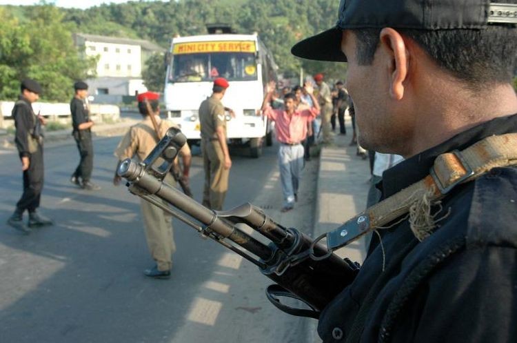 Cảnh sát Ấn Độ đang kiểm tra an ninh tại một con đường ở Guwahati, thủ phủ bang Assam. Ảnh: AFP.
