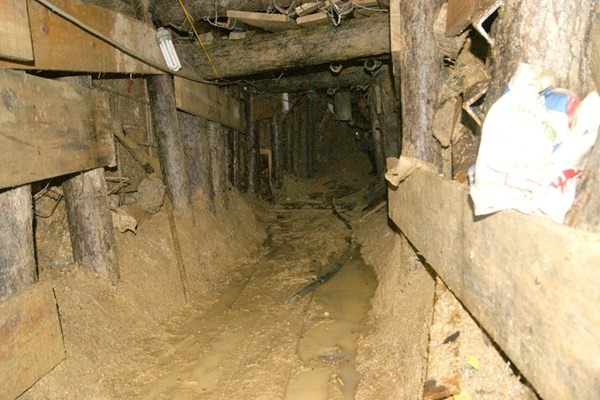 Phía trong hầm thủy điện bị sập do lực lượng công binh đào để cứu các nạn nhân. Ảnh: Hữu Việt 