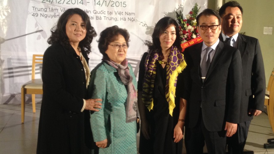 Hai nghệ sỹ Hàn Quốc (thứ nhất và ba từ trái sang) tại lễ khai mạc triển lãm.