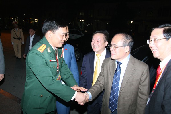 Chủ tịch Quốc hội Nguyễn Sinh Hùng bắt tay chúc mừng Đại tá Nguyễn Trọng Thiện - Tổng Giám đốc Công ty Cổ phần 22.