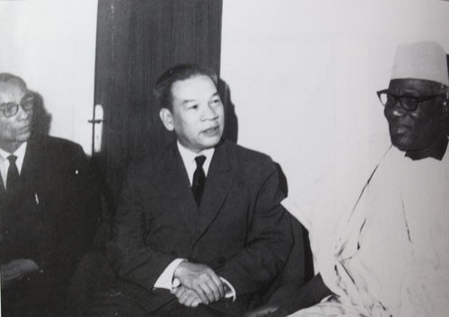 Ông Nguyễn Văn Huyên dẫn đoàn giáo dục Việt Nam tới thăm Tổng thống Mali năm 1964. 