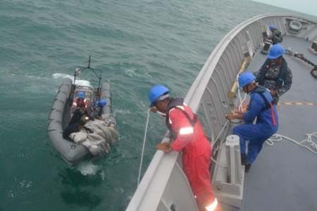 Công tác cứu hộ máy bay AirAsia vẫn đang được tiến hành khẩn trương