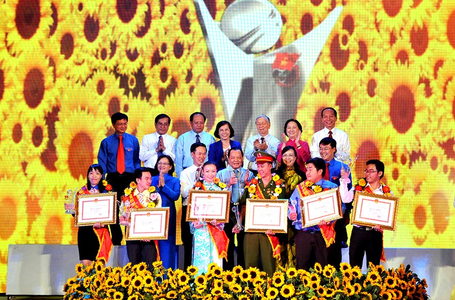 6 công dân trẻ tiêu biểu thành phố Hồ Chí Minh năm 2014 được vinh danh vào ngày đầu tiên của năm 2015 