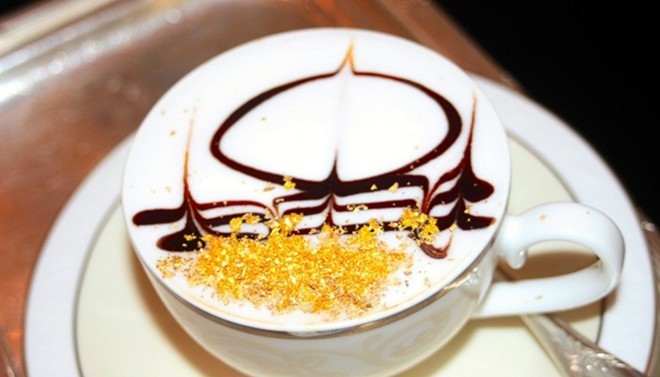 Cappuchino vàng. Đây là loại thức uống dành riêng cho giới quý tộc ở Abu Dhabi, Ả Rập. Cà phê không những được pha với vàng mà còn được bổ sung thêm lá bạc hà, tạo ra hương vị khá đặc biệt. 