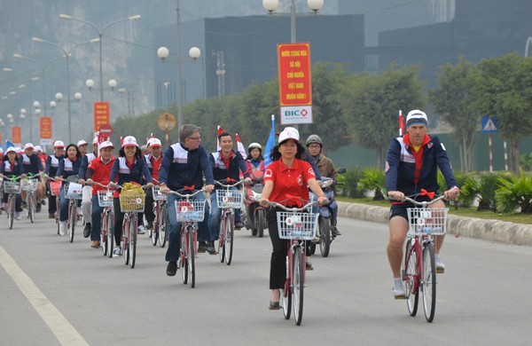 Đoàn đạp xe diễu hành trên đường phố Hạ Long.