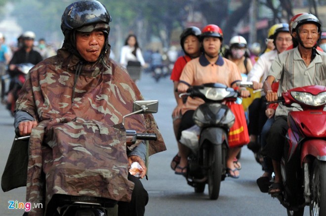  Do ảnh hưởng không khí lạnh, thời tiết Sài Gòn nhiều ngày nay giảm xuống 18 độ khiến sinh hoạt của người dân thay đổi. Người đàn ông lưu thông trên đường Thành Thái (quận 10) phải mặc theo áo mưa để tránh cái lạnh. 