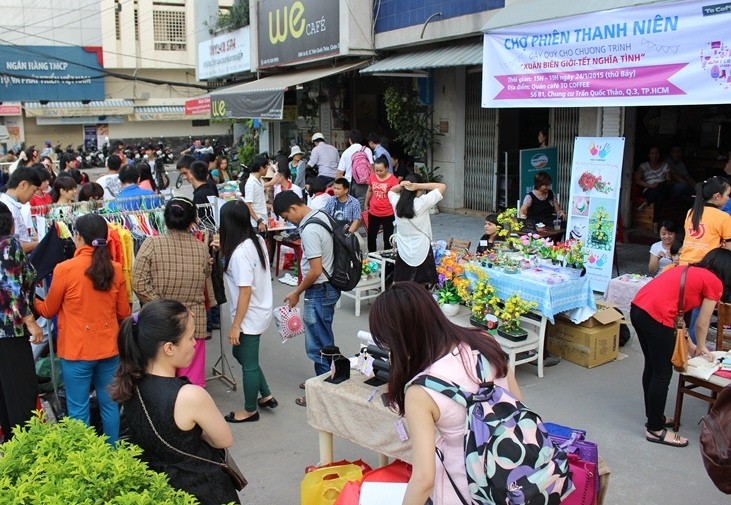 Rất đông bạn trẻ đến tham dự chợ phiên Thanh niên.