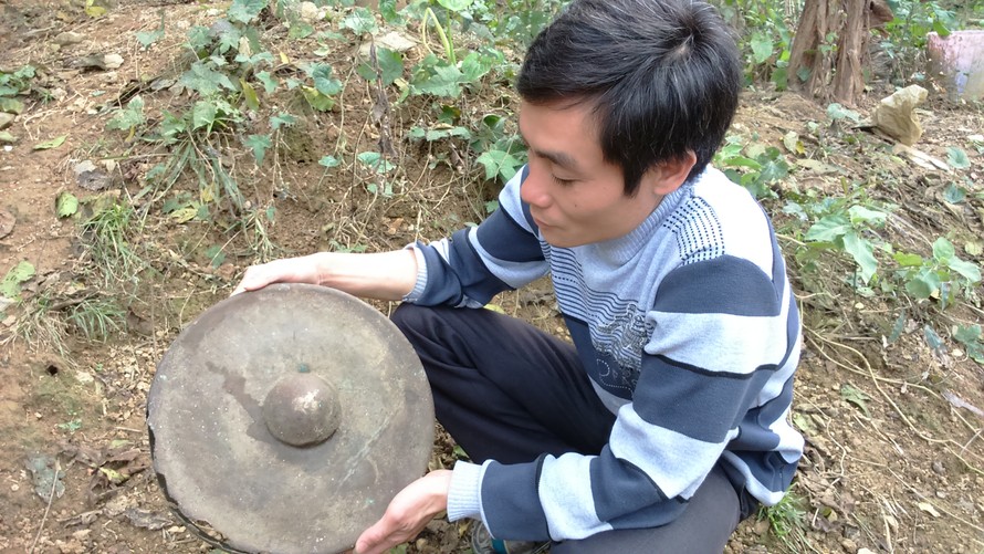 Chiếc chiêng đồng cổ mà anh Hà Văn Hoàn, xã Trung Xuân, huyện Quan Sơn (Thanh Hóa) vừa phát hiện, đang cất giữ tại nhà. Ảnh: Hoàng Lam