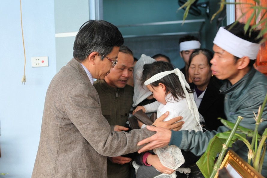 Tiến sĩ Trần Đăng Tuấn đến tận nhà trao trực tiếp số tiền 200 triệu đồng hỗ trợ thân nhân và gia đình thượng úy Bùi Công Nguyên.
