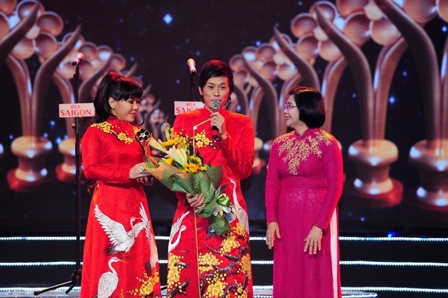 Hoài Linh nhận giải Mai vàng lần thứ 10.
