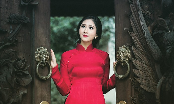 Nữ sinh Việt Nam ấn tượng xinh đẹp với áo dài đỏ