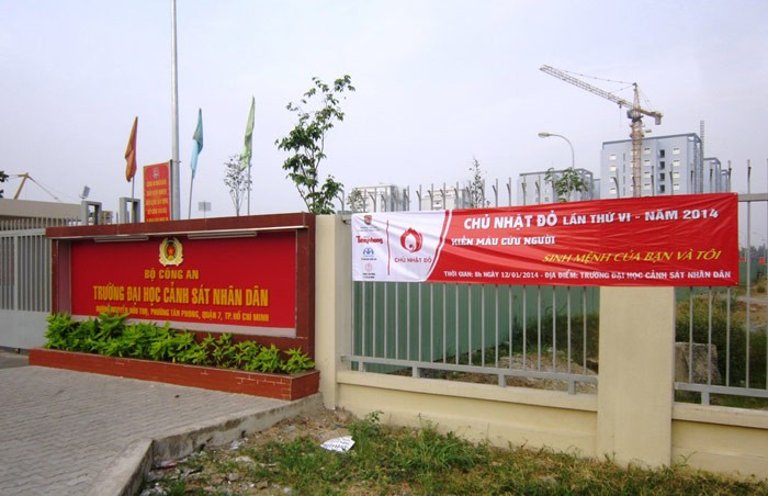 Băng rôn Chủ Nhật Đỏ được căng ngay trước cổng trường ĐH Cảnh sát Nhân dân TP HCM để học viên hưởng ứng