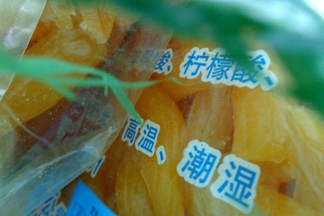 Mứt “đặc sản” bị tạm giữ, trên bao bì in chữ Trung Quốc. Ảnh: Lệ Thủy