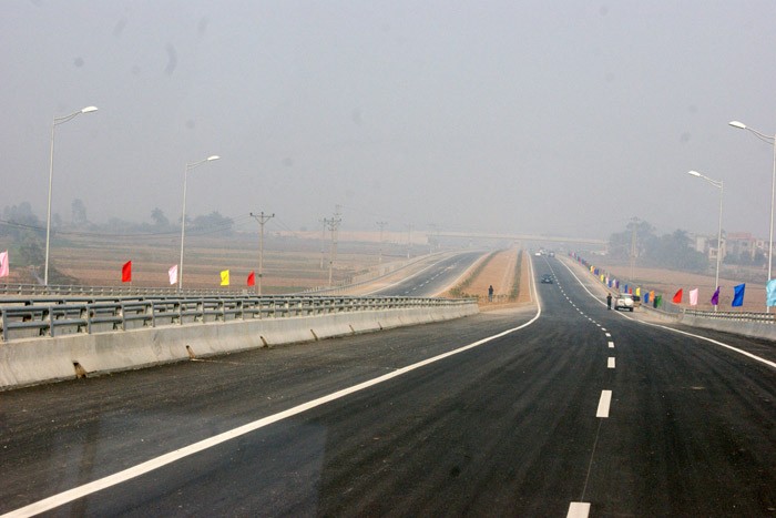 Tuyến đường được thiết kế 4 làn xe, 2 làn dừng khẩn cấp. Trước mắt các xe chỉ được chạy vận tốc tối đa 80km/h, khi hoàn thiện sẽ đạt vận tốc 80-100km/h