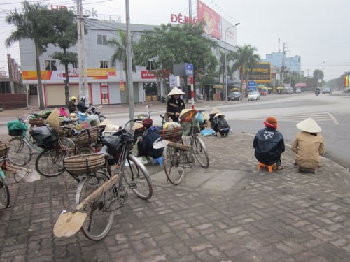 Chợ lao động tại thành phố Vinh khát việc làm ngày giáp Tết. Ảnh Văn Hải 